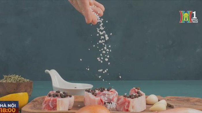 Đồ ăn quá nhiều muối cũng dẫn đến những tổn thương liên quan đến dạ dày, ung thư dạ dày.