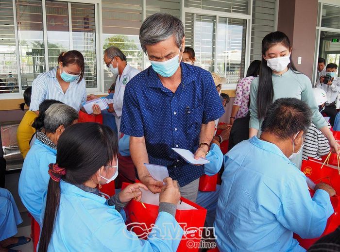 Bác sĩ CKII Trần Quang Khóa, Phó giám đốc Sở Y tế, trao quà cho bệnh nhân lao có hoàn cảnh đặc biệt.