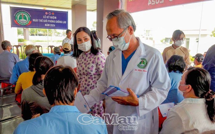 Bác sĩ CKII Trần Hiến Khóa trao quà cho bệnh nhân.