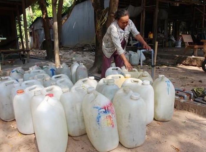Tuyên truyền người dân sử dụng nước ngọt tiết kiệm cũng là giải pháp để thích ứng.