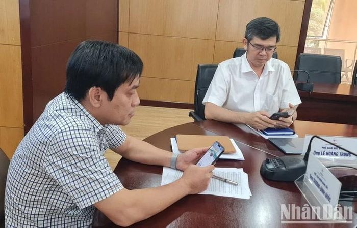 Lãnh đạo Công ty Điện lực Đồng Nai cài đặt thay đổi ảnh bìa tài khoản mạng xã hội cá nhân quảng bá Chiến dịch Giờ Trái đất 2024.