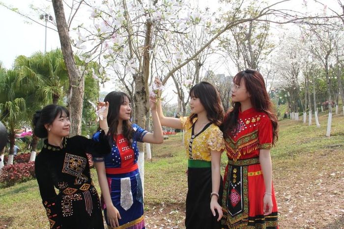 Mùa hoa ban khoe sắc là dịp các chị em xúng xính trong váy áo truyền thống ngoạn cảnh và chụp ảnh lưu niệm.