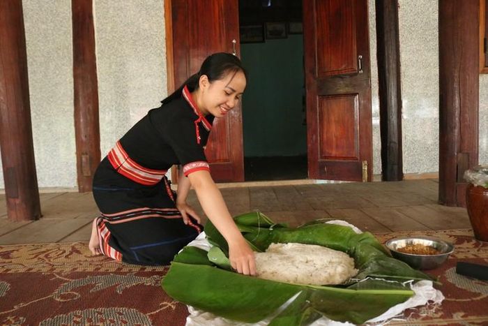 Người Jrai ở làng Chốt chuẩn bị nguyên vật liệu để làm rượu cần. 