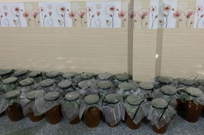 Những bình rượu cần được chuẩn bị rất sớm chờ lễ hội.