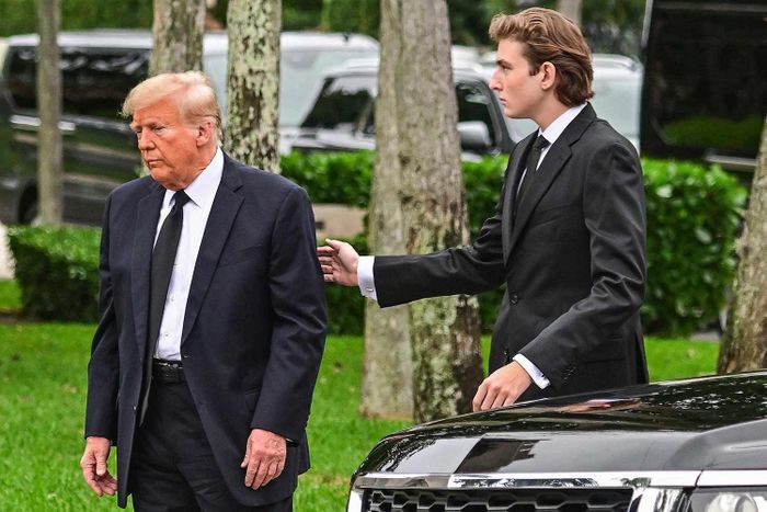 Barron Trump bắt đầu bị mang ra công kích vì "đã đủ 18 tuổi".