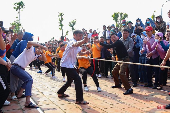 Trò chơi kéo co thu hút hàng trăm khán giả cổ vũ nhiệt tình.