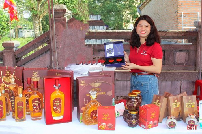 TP Hà Tĩnh còn tổ chức gian hàng giới thiệu và bán các sản phẩm OCOP để người dân thuận lợi trong mua sắm, tìm hiểu thêm về các sản phẩm tiêu biểu của tỉnh nhà.