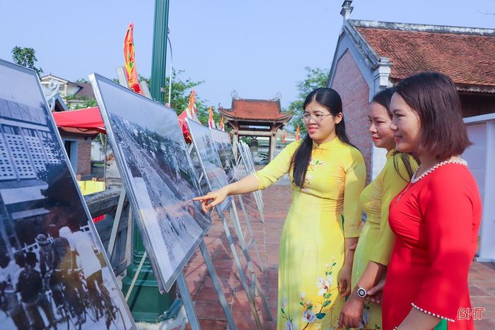 ... tham quan trưng bày sách, báo, ảnh về sự phát triển của TP Hà Tĩnh nói riêng, tỉnh Hà Tĩnh nói chung qua các thời kỳ.
