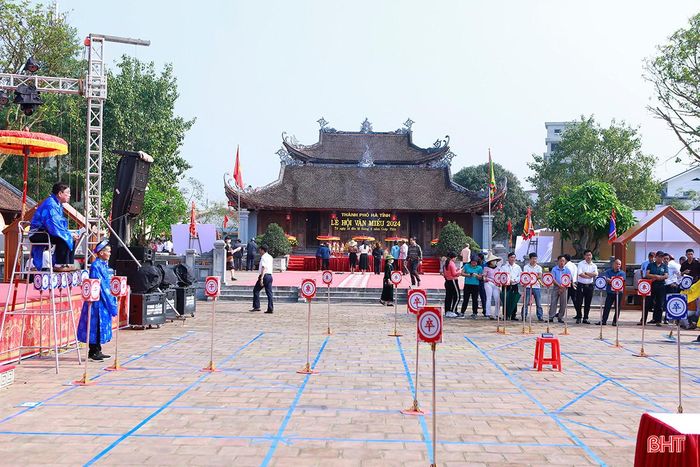 Lễ hội Văn Miếu còn có nhiều hoạt động văn nghệ, thể thao, trò chơi dân gian như: kéo co, cờ thẻ, nhảy bao bố, vật tay...