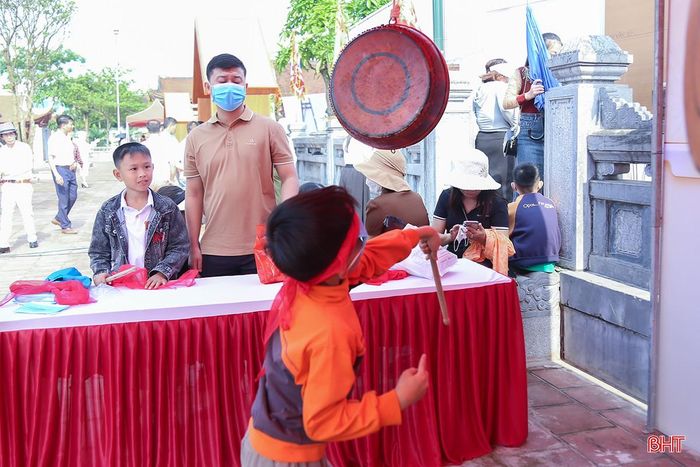 Các em nhỏ thích thú với những trò chơi dân gian như: bịt mắt đánh trống, ném phi tiêu… Qua những trò chơi này, các em được rèn luyện thể chất, phát triển tư duy, sáng tạo, đồng thời tăng cường tinh thần đoàn kết, gắn bó.