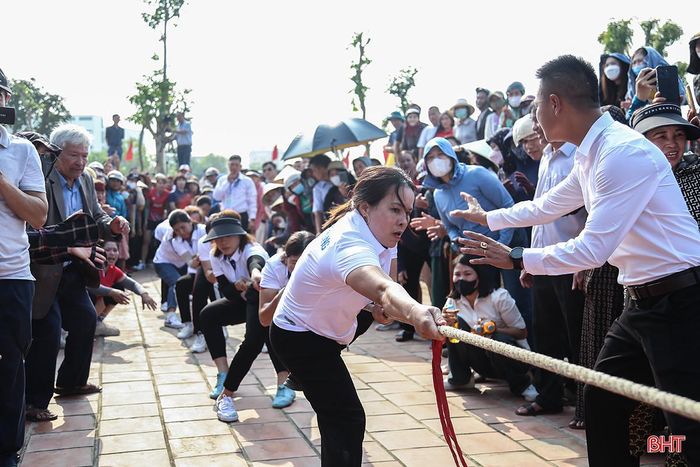 Trò chơi kéo co là tâm điểm của các mùa lễ hội. Các đội thi đến từ nhiều phường, xã trên địa bàn TP Hà Tĩnh đã lựa chọn ra những vận động viên có sức khỏe, kinh nghiệm tham gia thi đấu, tạo nên sân chơi sôi động, phấn khởi cho lễ hội.
