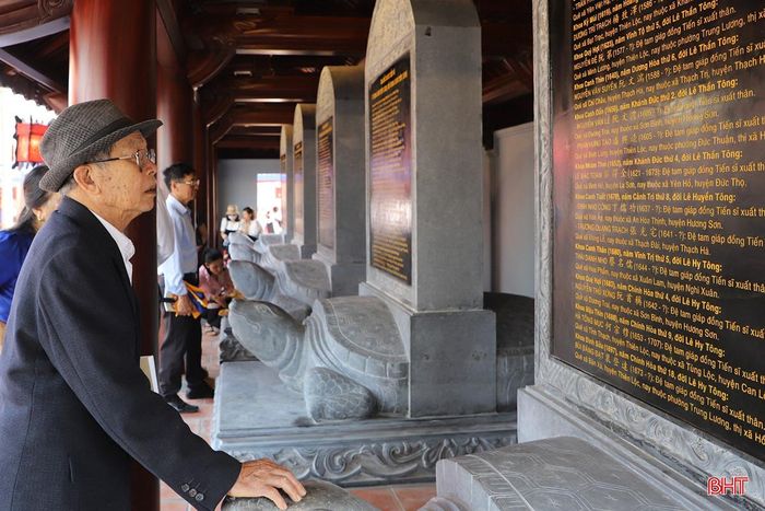 Lễ hội thu hút đông đảo người dân đến tham quan, tìm hiểu về các giá trị văn hóa lịch sử của Văn Miếu…