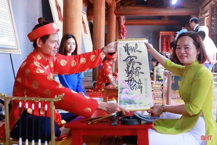 Lần thứ 3 tham dự lễ hội, thầy đồ Thế Báu chia sẻ: “Đây là cơ hội để mình được cùng những người bạn có chung đam mê thư pháp giao lưu, học hỏi kinh nghiệm. Tôi rất vui mừng vì không chỉ người lớn tuổi mà nhiều em nhỏ cũng háo hức xin chữ, góp phần duy trì phong tục tốt đẹp này”.