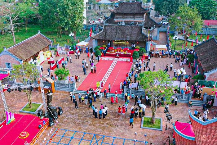 Lễ hội Văn Miếu Hà Tĩnh năm 2024 diễn ra với nhiều hoạt động nhằm khôi phục, phát huy các giá trị truyền thống, tôn vinh đạo học và tạo không gian sinh hoạt văn hóa cho Nhân dân. Ảnh Minh Đức