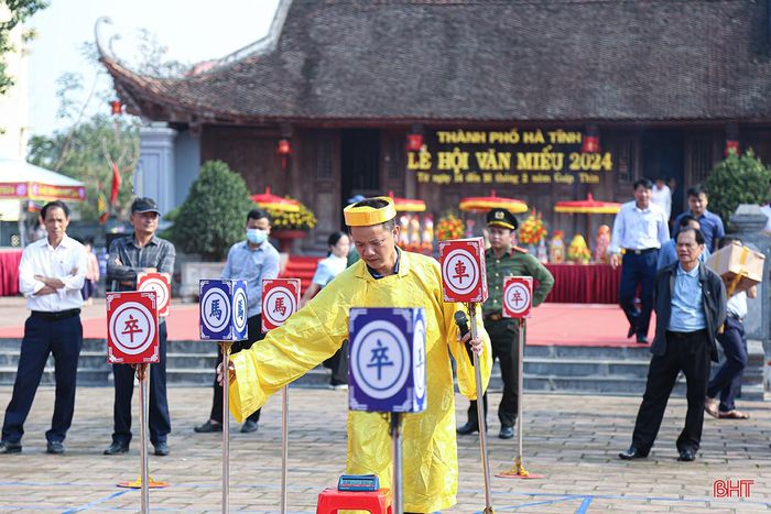 Phần thi cờ thẻ cũng diễn ra khá sôi động. Các kỳ thủ đã thi đấu với tinh thần thể thao đoàn kết, cao thượng, đem đến sự hào hứng cho khách tham quan.