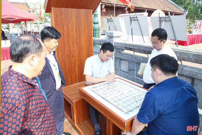 Khách tham quan chơi cờ tướng trong khuôn viên lễ hội.