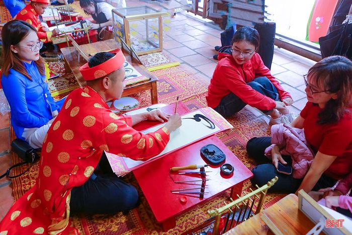 Tại khuôn viên Văn Miếu còn tổ chức hoạt động cho chữ. Điều này thể hiện nét đẹp văn hóa, tinh thần hiếu học, trọng chữ nghĩa của người Hà Tĩnh trong dòng chảy văn hóa hiện đại hôm nay.