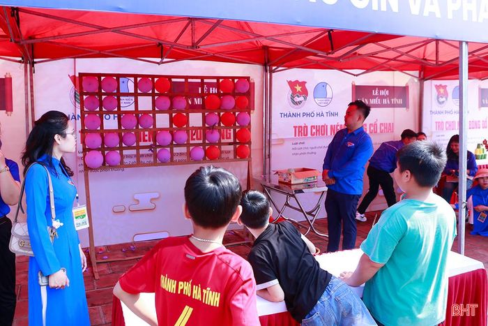 Em Trần Văn Mạnh (phường Tân Giang, TP Hà Tĩnh) chia sẻ: “Em rất vui khi được trải nghiệm trò chơi dân gian cùng các bạn. Qua lễ hội em có thể tìm hiểu nhiều hoạt động thể thao truyền thống và mang về nhiều phần quà ý nghĩa”.