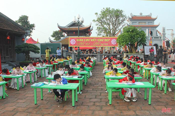 Mở đầu là chương trình giao lưu viết chữ đẹp với sự tham gia của 15 giáo viên và 75 học sinh đến từ 15 trường tiểu học trên địa bàn. Đây là một trong những chương trình có thời gian chuẩn bị lâu nhất, tuyển chọn ra những cá nhân xuất sắc để tham gia buổi giao lưu.