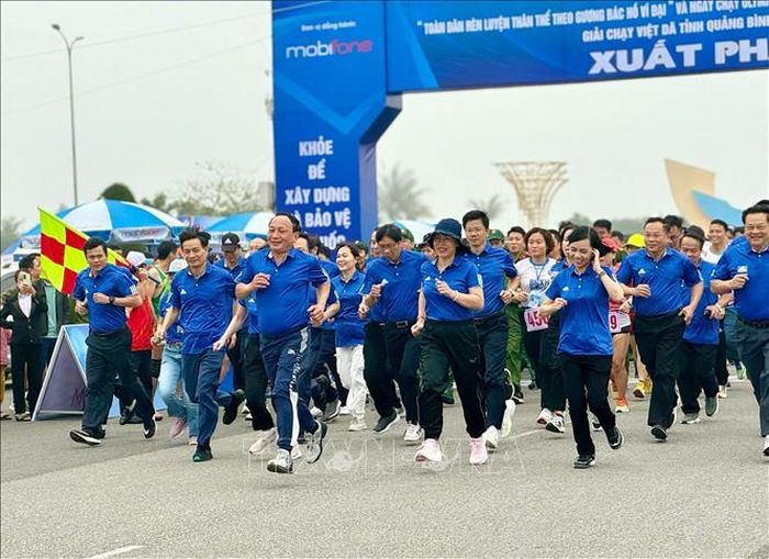 Lãnh Tỉnh ủy, UBND tỉnh, các sở, ban, ngành tham gia chạy hưởng ứng. Ảnh: TTXVN phát
