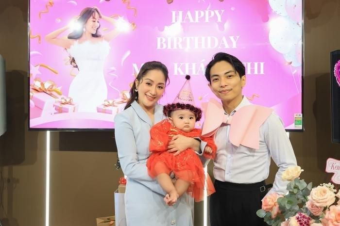 Khánh Thi đón tuổi mới bên gia đình.