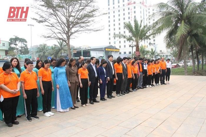 Đại diện TW Hội LHPN Việt Nam, Ban Tổng giám đốc TYM, Hội LHPN tỉnh Thanh Hóa, lãnh đạo TP Sầm Sơn dâng hương tại đài tưởng niệm Anh hùng lực lượng vũ trang Nhân dân Nguyễn Thị Lợi tại TP Sầm Sơn...