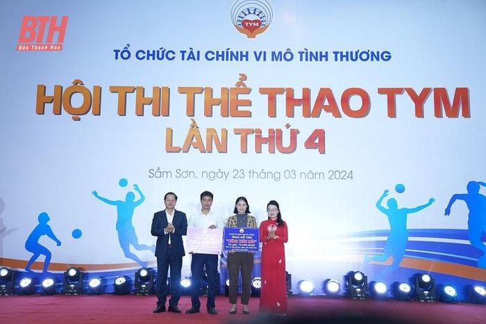 Trong khuôn khổ khai mạc Hội thi Thể thao, bà Phạm Thị Thùy Linh, Tổng Giám đốc TYM và đại diện lãnh đạo thành phố Sầm Sơn đã trao hỗ trợ “nông thôn mới” cho Trạm Y tế xã Các Sơn (Thị xã Nghi Sơn ) và Trạm Y tế xã Quảng Nham (Quảng Xương)...