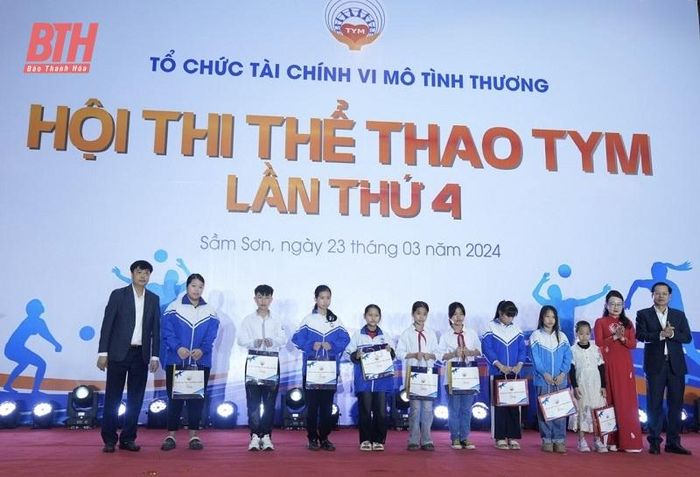 ... và trao 10 suất quà cho con của 10 hội viên phụ nữ có hoàn cảnh khó khăn