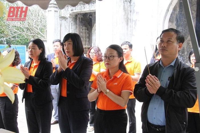 Chủ tịch Công đoàn cơ quan Trung ương Hội LHPN Việt Nam, Ban Tổng giám đốc TYM dâng hương tại Đền Bà Triệu, xã Triệu Lộc (Hậu Lộc)