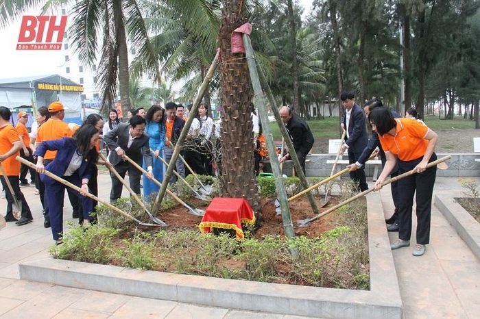 ... và trồng cây lưu niệm tại khuôn viên tượng đài