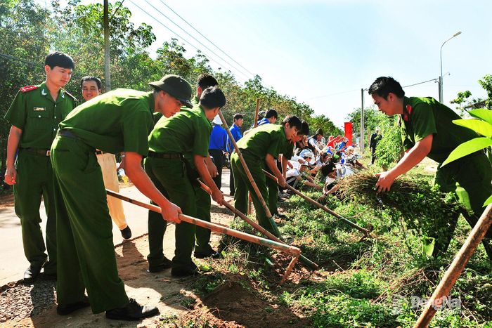 Chung tay cho đường phố sạch đẹp. Ảnh: Nguyễn Thị Tỉnh
