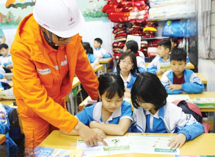 Học sinh Trường Tiểu học Đinh Tiên Hoàng (TP Việt Trì) tìm hiểu các phương pháp tiết kiệm điện trong giờ sinh hoạt ngoại khóa.