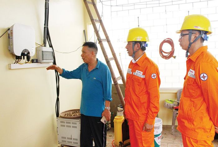 Nhân viên Điện lực Lâm Thao hướng dẫn người dân sử dụng, theo dõi thiết bị thuộc hệ thống điện năng lượng mặt trời.