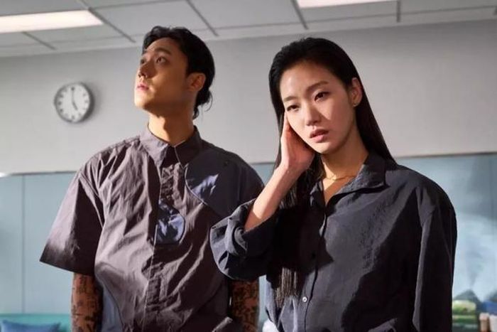 Lee Do Hyun (trái) và Kim Go Eun trong phim "Exhuma"