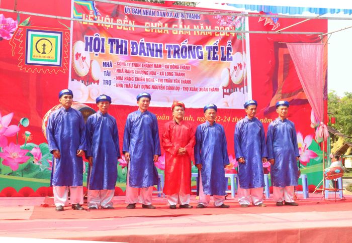 Mỗi đội thi có 7 người tham gia với trang phục truyền thống áo dài, khăn xếp... trong đó có 1 người đánh trống lớn (trống cái), 3 người đánh trống con và 3 người đánh nao. Ảnh: An Nam