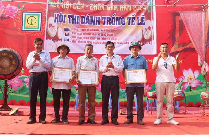 Sau những màn đánh trống tế đặc sắc, Ban tổ chức đã chọn được các đội xuất sắc để trao giải. Giải Nhất hội thi năm nay đã thuộc về 2 xóm Mỹ Xuân và Xuân Tân. Hội thi đánh trống tế trong Lễ hội Đền - chùa Gám góp phần gìn giữ, bảo tồn nét đẹp văn hóa truyền thống, tăng cường sự giao lưu học hỏi giữa các địa phương và làm lan tỏa hơn nét đẹp đánh trống tế trong cộng đồng. Ảnh: An Nam