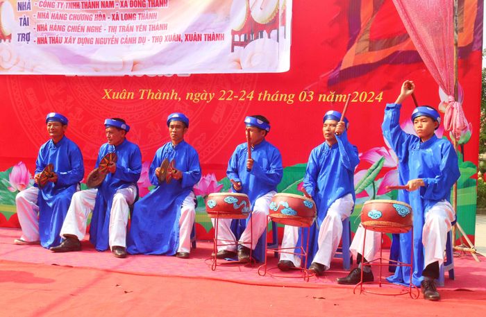 Vì sự công bằng trong cuộc thi, ban tổ chức đã chuẩn bị sẵn dàn trống, dùi trống, nao để trên sân khấu, các đội thi sau khi tập hợp sẽ bước vào cuộc thi. Ảnh: An Nam