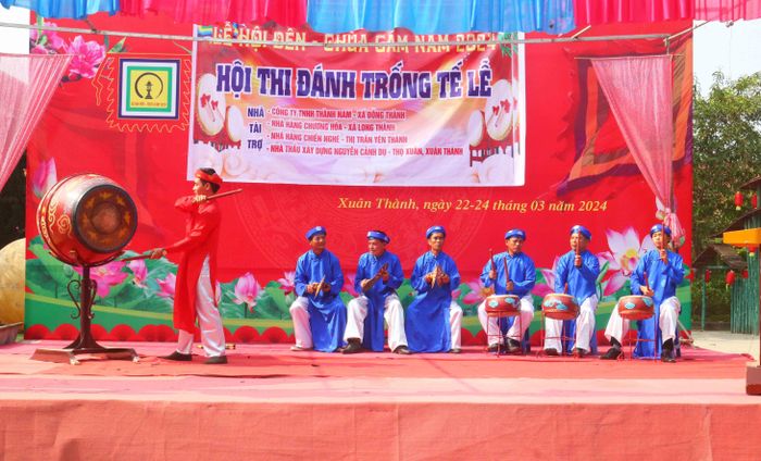 Đánh trống tế lễ tại nhà thờ họ là truyền thống đã có từ lâu đời ở Yên Thành và được đưa vào chương trình Lễ hội Đền - chùa Gám như một điểm nhấn quan trọng. Hội thi đánh trống tế, giao lưu đánh trống tế năm nay kéo dài liên tục trong ngày. Ảnh: An Nam