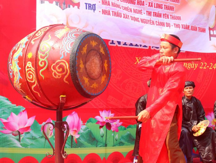 Theo ban giám khảo cuộc thi, trong đội trống, người đánh trống cái là quan trọng nhất, là người cầm nhịp cho cả dàn trống. Người đánh trống cái thường là người đánh trống giỏi, nắm chắc kỹ thuật và thể hiện tốt phong thái đánh trống tế từ cách cầm dùi, múa dùi, thế đứng, nét mặt biểu cảm... Ảnh: An Nam