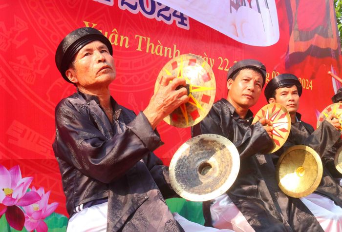 Một màn đánh trống tế hay, dàn trống, nao phải kêu rõ, nhịp nhàng, đúng tiết tấu kết hợp với phong thái đẹp, thoải mái, tự nhiên của người chơi... Ảnh: An Nam