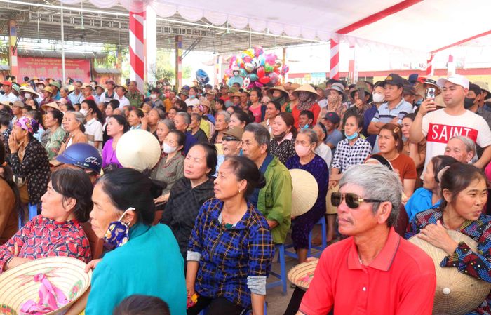 Buổi thi đánh trống tế diễn ra trong điều kiện thời tiết nắng nóng nhưng thu hút đông đảo người xem. Nhiều người dân cho biết, họ thường đến sân trước hàng tiếng đồng hồ ngồi đợi để xem thi trống tế. Ảnh: An Nam