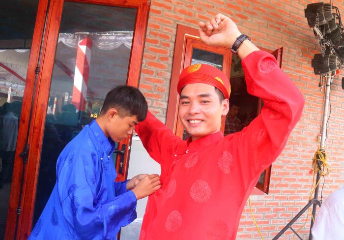 Nhằm chuẩn bị tốt cho buổi thi, các đội thi đánh trống tế đến từ 10 xóm của xã Xuân Thành đã tập luyện, chuẩn bị công phu. Ảnh: An Nam