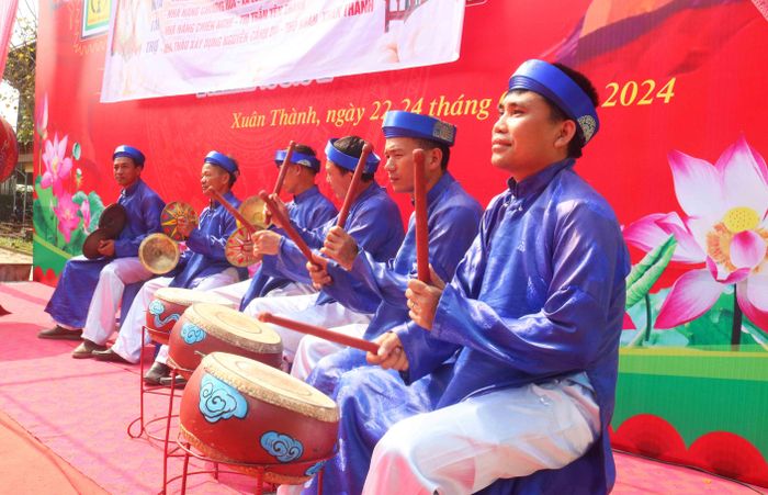 Nội dung thi đánh trống tế của các đội là đánh 3 hồi trống tế dài khoảng 12 phút, đánh dài vượt quá thời gian quy định sẽ bị trừ điểm. Ảnh: An Nam