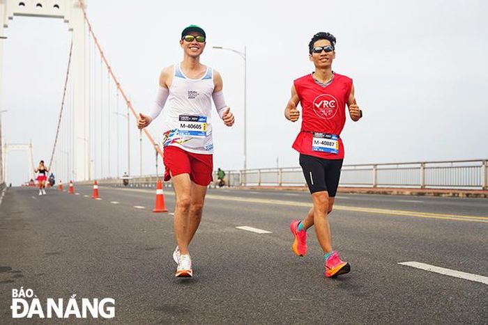 Các vận động viên có cơ hội chạy qua các cây cầu nổi tiểng của thành phố trong khung cảnh yên bình, thời tiết mát mẻ.