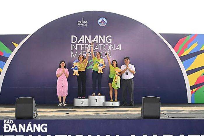 Ban tổ chức khen thưởng các vận động viên đoạt thành tích cao tại cuộc thi.