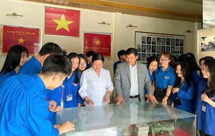 Thị đoàn Phú Thọ, Ban giám hiệu Trường THPT thị xã Phú Thọ cùng ĐVTN thăm quan, giáo dục truyền thống tại Nhà truyền thống thị xã Phú Thọ.