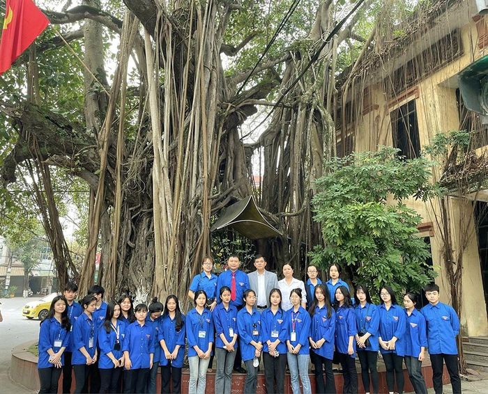Các đại biểu cùng ĐVTN thị xã Phú Thọ chụp ảnh lưu niệm tại cây đa lịch sử thị xã Phú Thọ