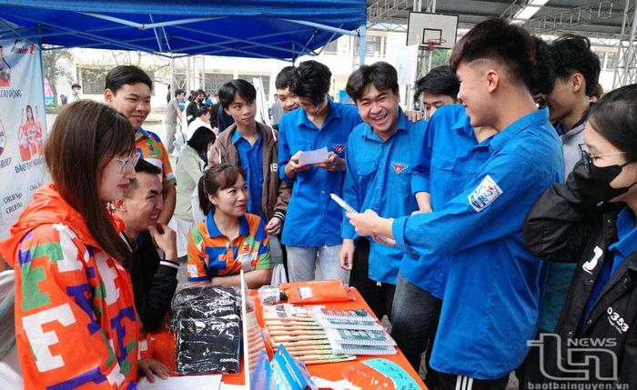 Học sinh tại các gian tư vấn hướng nghiệp.
