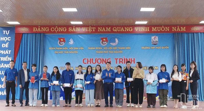 Thành đoàn, Hội Liên hiệp Thanh niên, Hội đồng Đội thành phố Thái Nguyên trao tặng học bổng cho học sinh, đoàn viên có hoàn cảnh khó khăn.