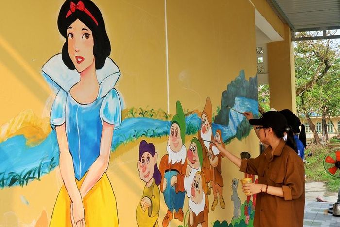  Trường tiểu học Phong Xuân được tô điểm với những bức tường đầy màu sắc